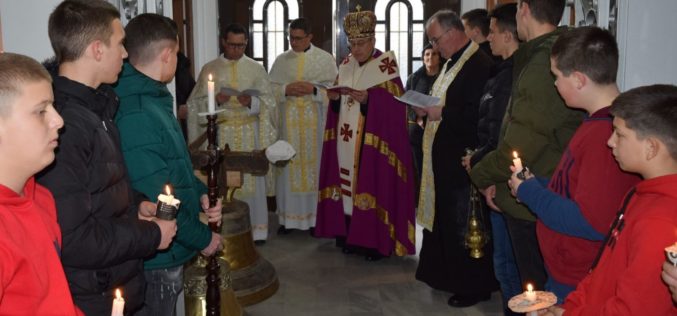 Епископот Стојанов ги благослови новите камбани во Радово