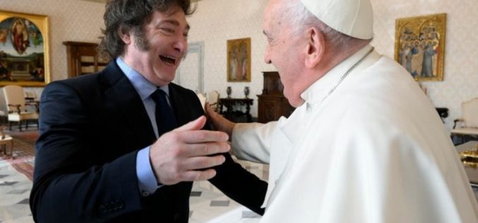 Папата Фрањо се сретна со аргентинскиот претседател Милеи