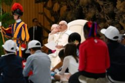 Папата: Да не ги заборавиме малите на кои им е украдено детството