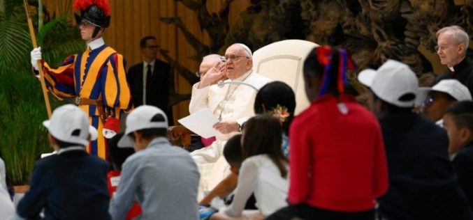 Папата: Да не ги заборавиме малите на кои им е украдено детството
