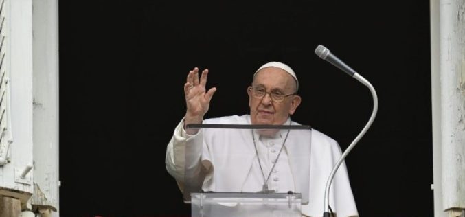 Папата: Сите да кажеме доста е! Запрете ја војната на Блискиот Исток