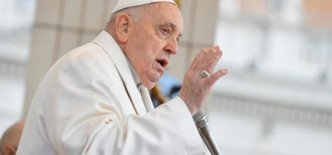 Папата за војната во Украина: Не срамете се да преговарате
