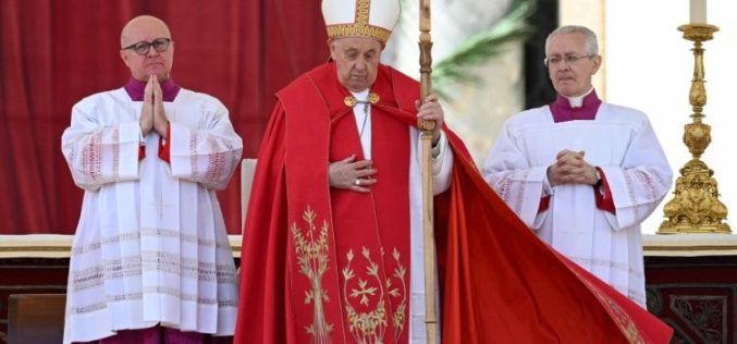 Папата се моли за жртвите од „кукавичкиот терористички напад“ во Москва