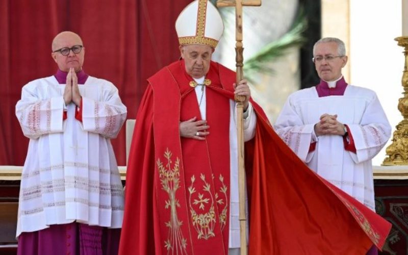 Папата се моли за жртвите од „кукавичкиот терористички напад“ во Москва