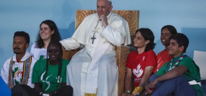 Папата до младите: Не обесхрабрувајте се поради војните и страдањата