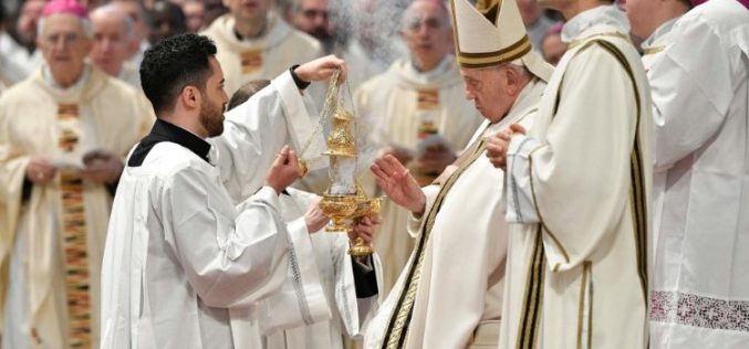 Папата на Велики Четврток: Господ бара од свештениците љубов и солзи за оние кои се далеку