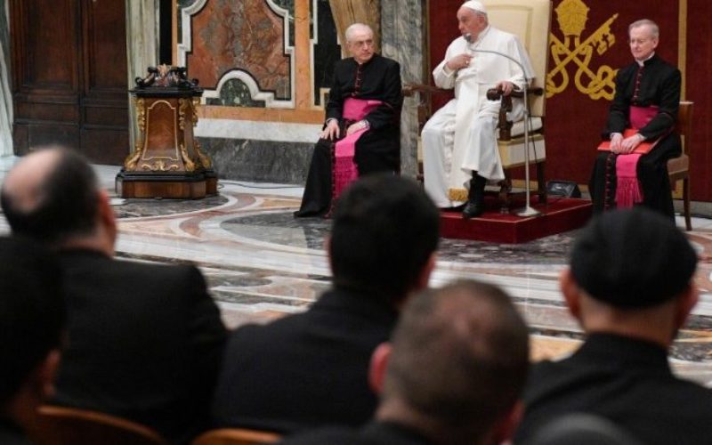 Папата Фрањо: Во центарот на свештеничкиот живот е љубовта