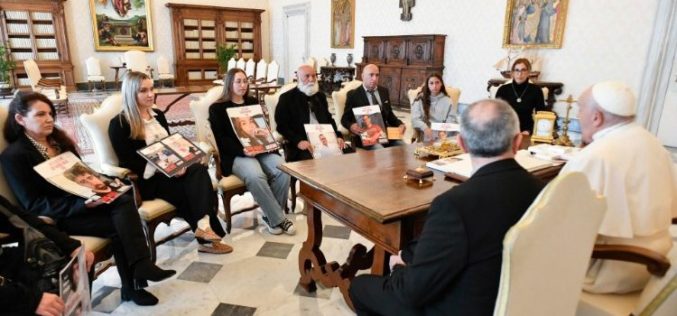 Папата Фрањо ги прими семејствата на израелските заложници