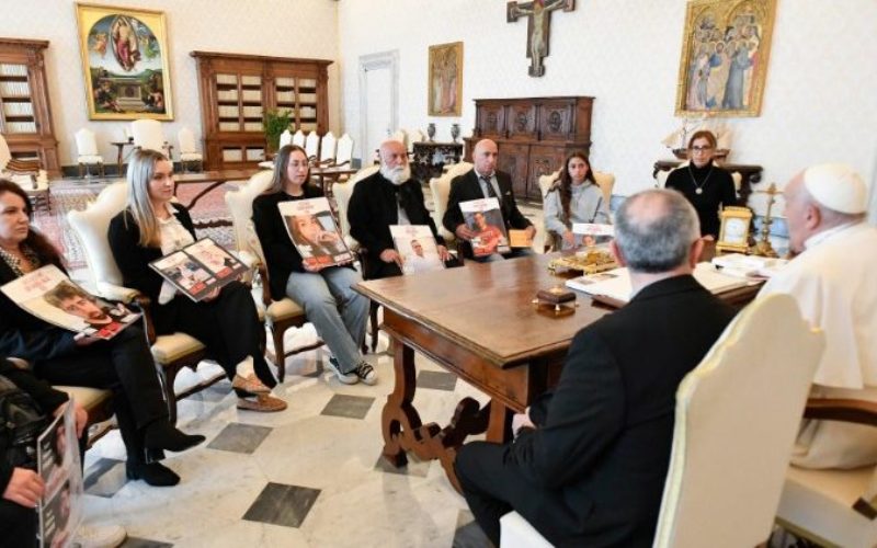 Папата Фрањо ги прими семејствата на израелските заложници