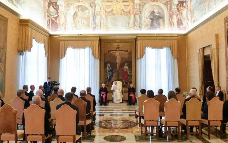 Папата: Со сочувството и влученост треба да им се пристапи на оние кои страдаат