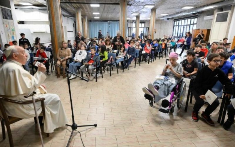 Папата Фрањо одржа час по веронаука со 200 деца во една римска парохија