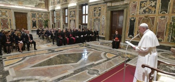 Папата: Ја запоставивме молитвата обожавање, треба да ја оживееме