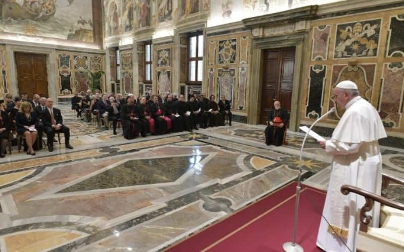 Папата: Ја запоставивме молитвата обожавање, треба да ја оживееме
