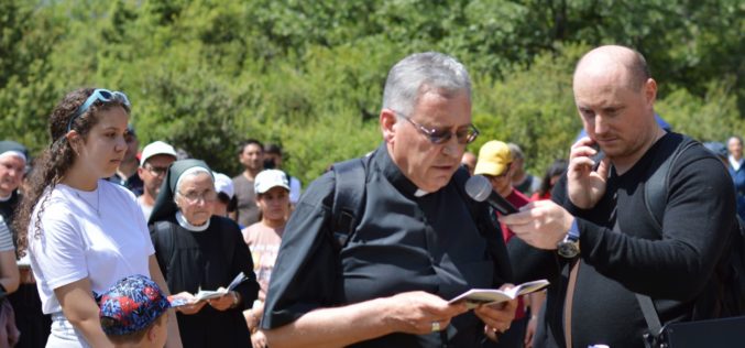 Епископот Стојанов го предводеше Крстниот пат во Паљурци