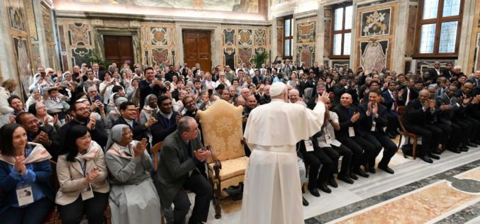 Папата: Во свет поделен од себичност, неопходно е да се сподели дарот на различноста