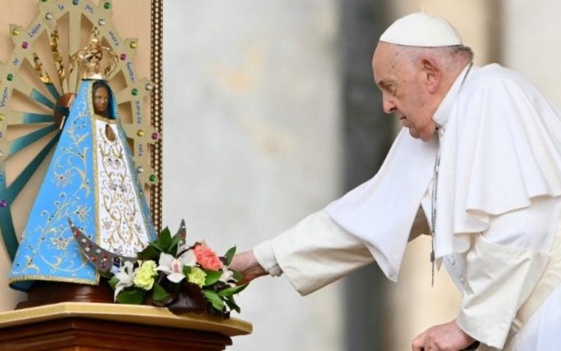Папата: Молете Света Бројаница за застапништво на Пресвета Богородица за мир во светот