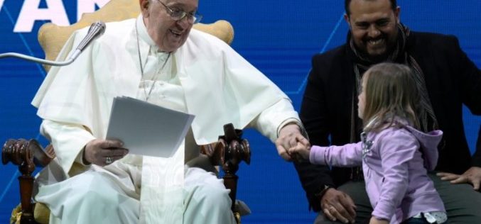 Папата Фрањо на конгресот за наталитетот: Бројот на родени е првиот показател за надежта на една нација