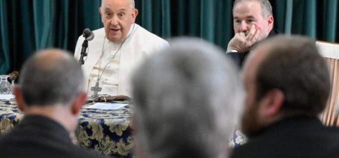 Папата Фрањо се сретна со свештеници кои се ракоположени пред 40 години