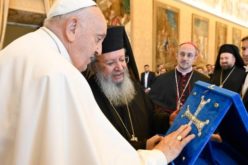 Папата: Младите можат да ги направат побратски односите меѓу католиците и православните