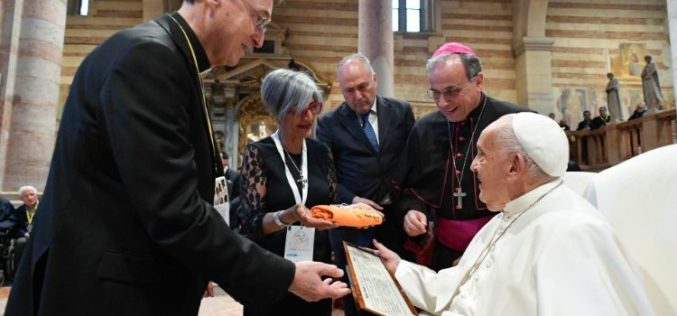 Папата до свештениците во Верона: Исповедта не смее да биде мачење