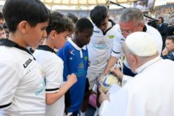 Папата: Децата можат да направат револуција отворајќи ги срцата на возрасните