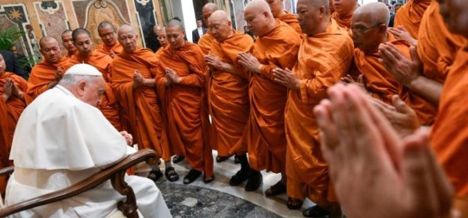 Папата се сретна будистички монаси од Тајланд