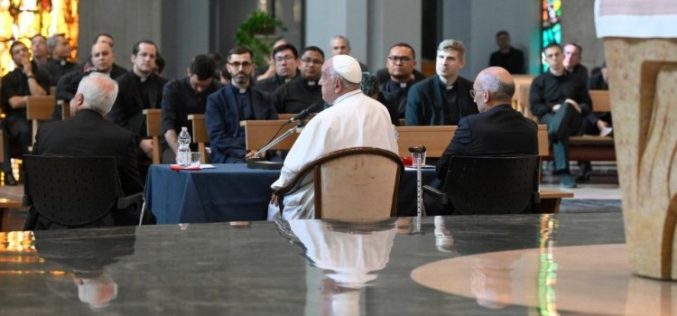 Папата Фрањо се сретна со свештеници на Римската епархија