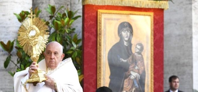 Папата: На разорениот свет му треба мирисот од лебот на љубовта