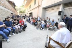 „Училиште за молитва“ со Папата: Катехеза меѓу гаражи на периферијата на Рим