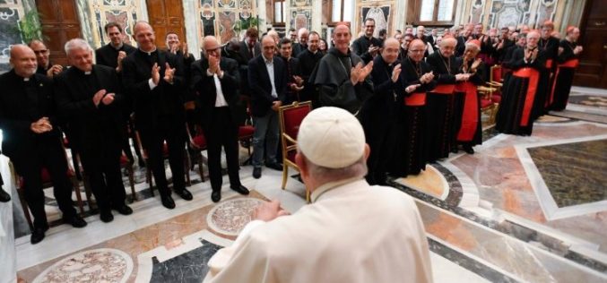 Папата: Свештеникот не оди сам