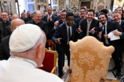Папата прими комичари од целиот свет: Смеата помага да се рушат социјалните бариери