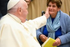 Папата против отровната култура на отфрлање на старите лица