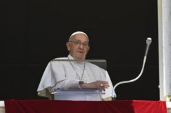 Папата: Оние кои сакаат војна треба да се свртат кон дијалог и мировни проекти