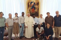 Папата прими група мигранти