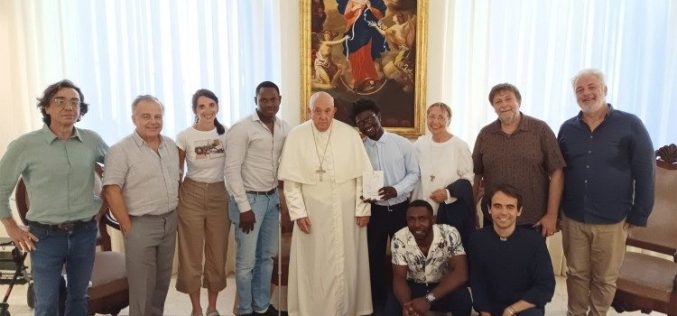 Папата прими група мигранти