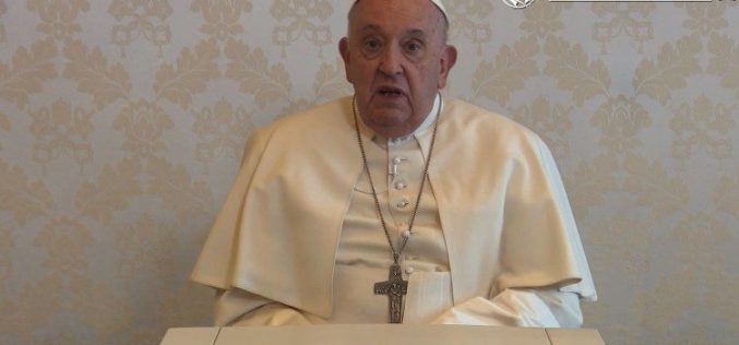 Папата: Помазанието на болните е знак на исцелување, а не доаѓање на погребалната служба