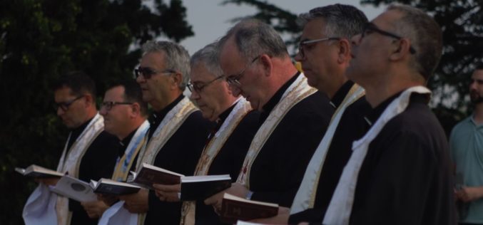 На празникот на Светитe Петар и Павле епископот Стојанов служеше молебен во Паљурци
