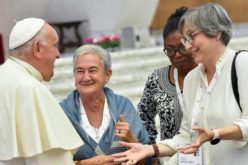 Папата: Потребно е да се слушаат жените, кои често се занемарени и потценети