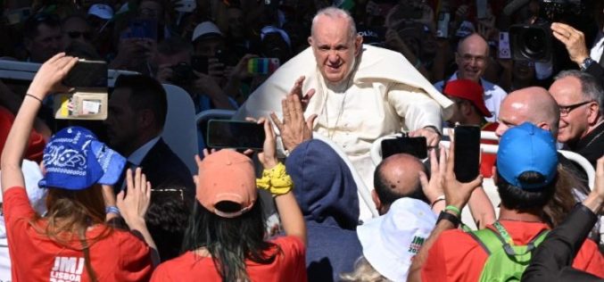 Папата до младите во Латинска Америка: Не плашете се да го пуштите Бог во вашиот живот