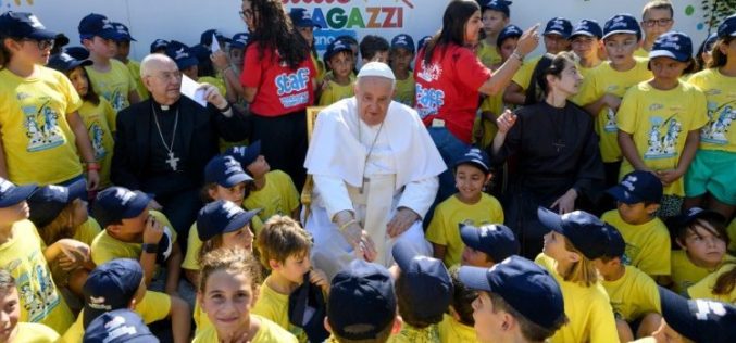 Папата Фрањо со децата во Летниот центар во Ватикан: Воспоставете мир