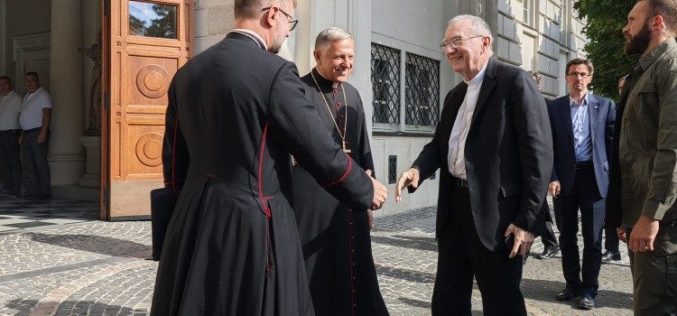 Кардинал Паролин е знак за близината на Папата со Украина