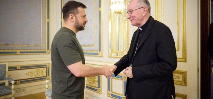 Кардиналот Паролин се сретна со украинскиот претседател во Киев