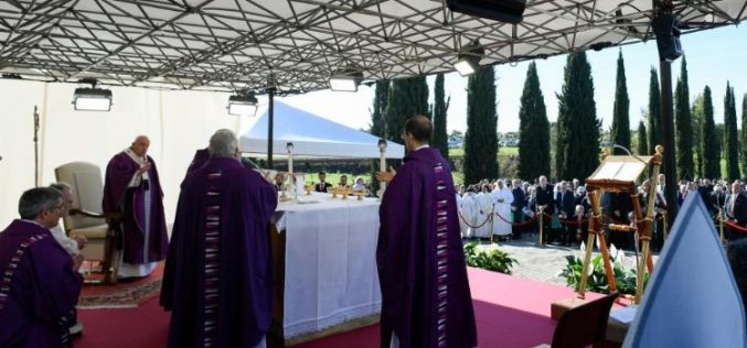 На Задушница, Папата служеше света Литургија на гробиштата Лаурентино во Рим и се молеше посебно за неродените деца