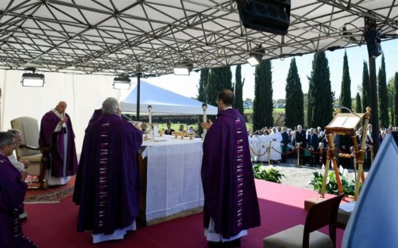 На Задушница, Папата служеше света Литургија на гробиштата Лаурентино во Рим и се молеше посебно за неродените деца