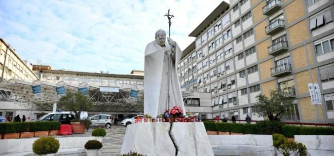 Папата добро се одмори и заблагодари на молитвите