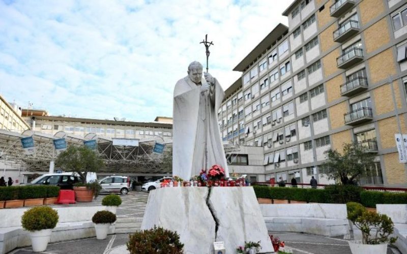 Папата добро се одмори и заблагодари на молитвите