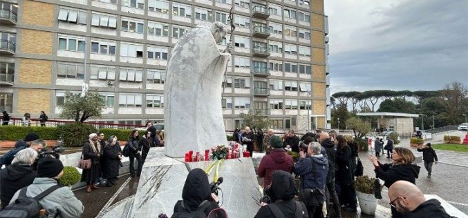 Здравствената состојба на Папата продолжува да покажува благо подобрување