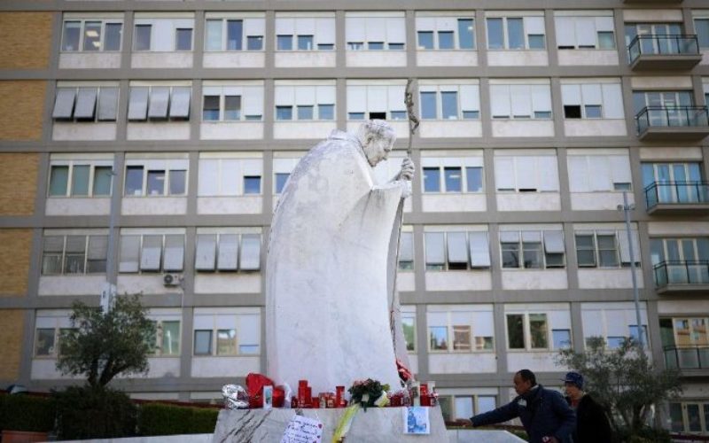 По мирната ноќ Папата се одмара