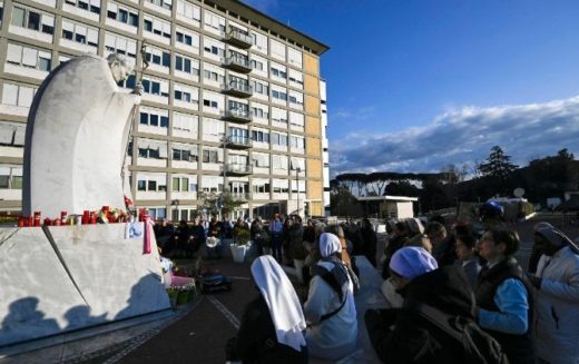 Состојбата на Папата е стабилна, прекината е механичката вентилација