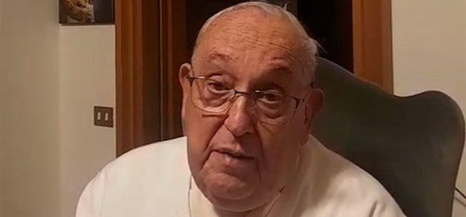 Видео на покојниот папа Фрањо до младите: „Научете да ги слушате другите“
